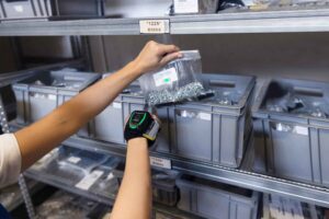 Wearable barcode scanner in magazijn