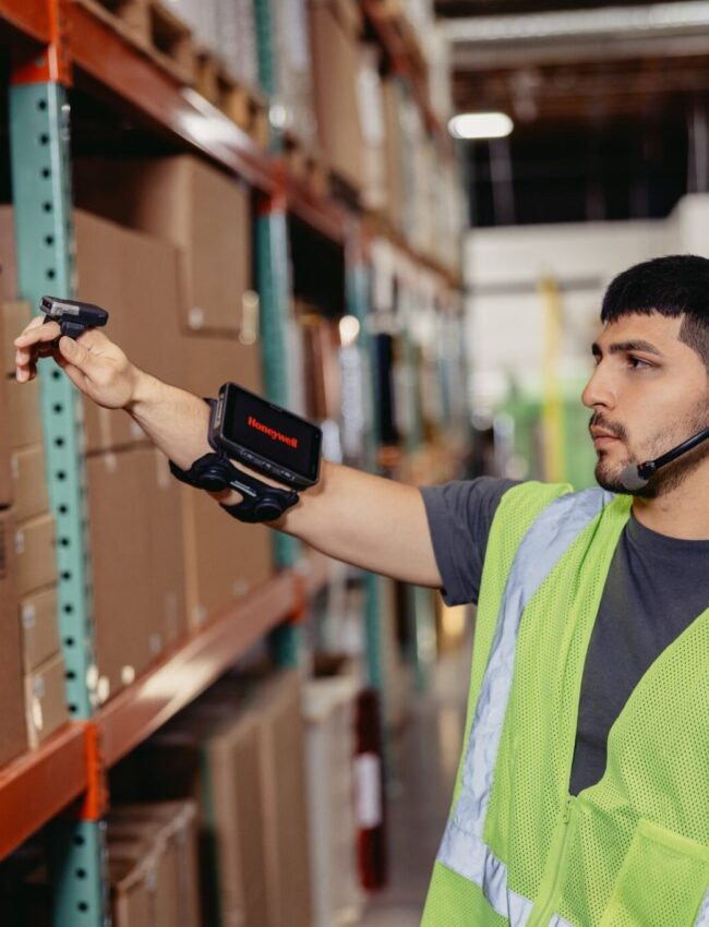 Honeywell handsfree order picking warehouse worker